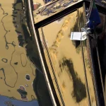 Reflets dorés sur une gondole à Venise