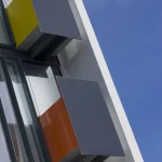 Fenêtres modernes et structures géométriques sur fond de ciel bleu