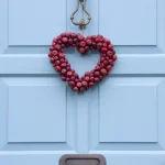 Couronne en forme de cœur sur porte bleue