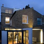 Maison moderne en soirée avec lumière intérieure