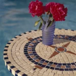 Vase bleu à fleurs roses sur table mosaïque