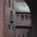 Architecture en brique d'un bâtiment historique sous une arche