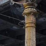 Colonne de Metal Rouillée Sous un Pont