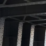 Structure métallique sous un pont
