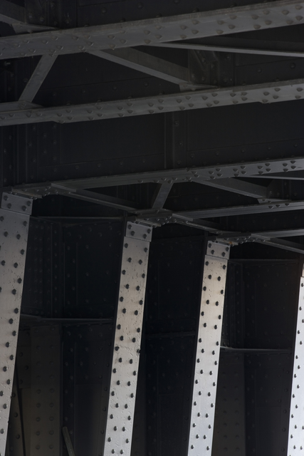 AKG5380390.webp Structure métallique sous un pont – Image 1