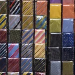 Collection de cravates colorées exposées sur un présentoir