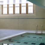 Piscine intérieure avec fenêtres lumineuses