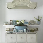 Décoration intérieure vintage avec commode, plantes et photos