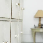 Vieille commode en bois avec lampe en arrière-plan