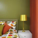 Chambre colorée avec lampe jaune et literie à motifs.