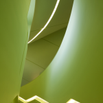 Escalier moderne éclairé par des néons