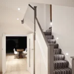 Éscalier intérieur avec décoration moderne