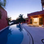 Villa avec piscine à débordement au coucher du soleil