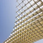 Structure architecturale moderne contre un ciel bleu