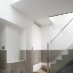 Escalier moderne avec puits de lumière