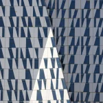 Façade géométrique d'un bâtiment moderne