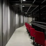 Salle de réunion moderne avec des chaises rouges