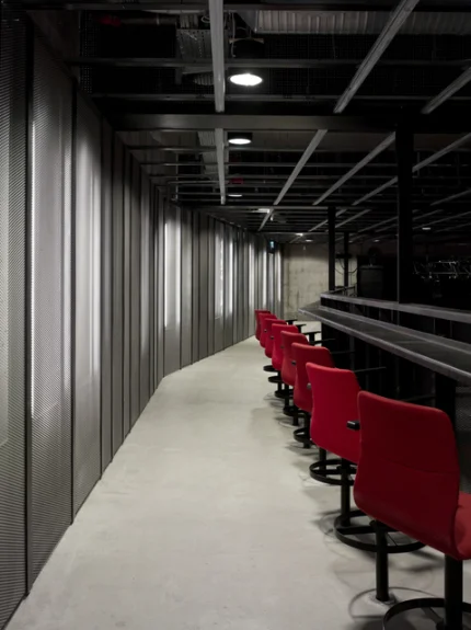 Salle de réunion moderne avec des chaises rouges