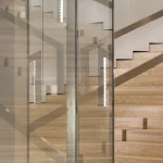 Escalier moderne en bois avec parois vitrées