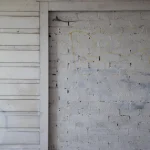 Mur de briques blanches avec graffitis