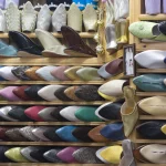 Vitrine de babouches marocaines colorées