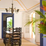 Dîner dans une salle lumineuse avec lustre