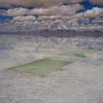 Le Salar d'Uyuni sous un ciel nuageux