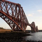 Pont ferroviaire rouge au crépuscule