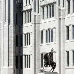 Statue équestre devant un bâtiment néogothique