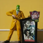 Côté d’un mannequin portant un costume jaune à Cancun