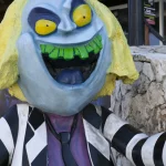 Statue colorée d'un personnage amusant