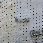 Ouvriers sur échafaudages en façade d'un bâtiment en construction