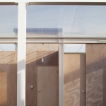 Intérieur moderne avec lumière naturelle et structures en bois