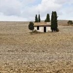 Petite maison abandonnée dans un champ désertique