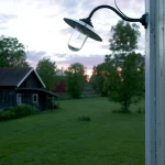 Vieille lanterne en fer forgé dans un jardin verdoyant