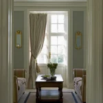 Salon élégant avec fenêtre encadrée et meubles classiques