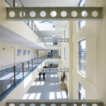 Intérieur de bâtiment moderne avec passerelles et structures en acier