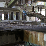 Bâtiment Abandonné avec Graffiti et Escaliers en Ruine