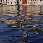 Réflexion de bâtiments colorés sur l'eau