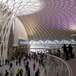 Gare animée sous une structure architecturale moderne