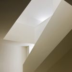 Escalier moderne lumineux avec architecture géométrique