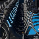 Rangée de vélos en libre-service alignés à une station