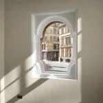 Vue sur une rue européenne depuis une fenêtre intérieure ornée