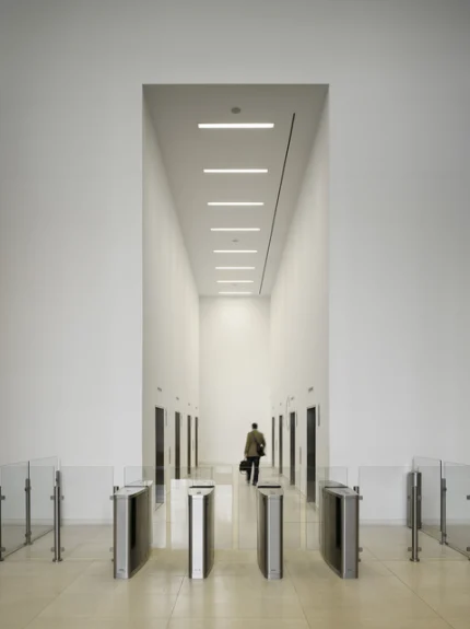 Hall moderne avec portillons de sécurité