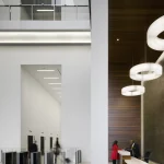 Hall d'entrée moderne avec réception et sculptures lumineuses