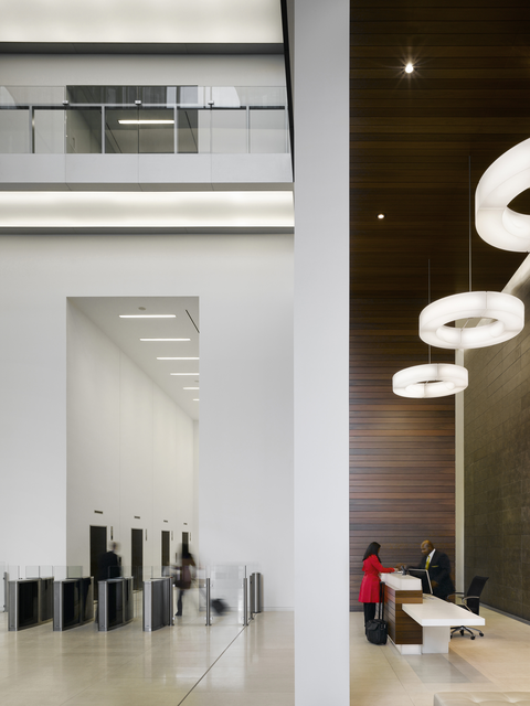 AKG5382601.webp Hall d'entrée moderne avec réception et sculptures lumineuses – Image 1