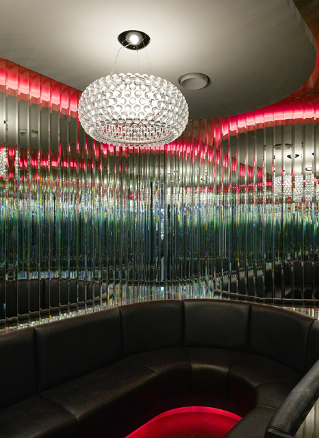 AKG5382606.webp Salon moderne avec lustre et lumière rouge réfléchissante – Image 1