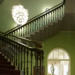 Escalier élégant avec lustre moderne et sculpture classique