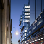 Immeubles modernes de nuit avec circulation urbaine
