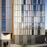 Bâtiment Moderne avec Passante à l'Extérieur